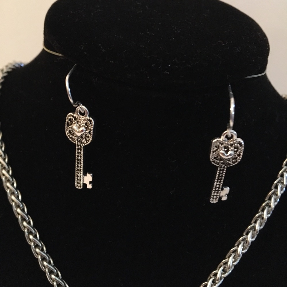 Lock & key necklace set - Picture 3 of 5
